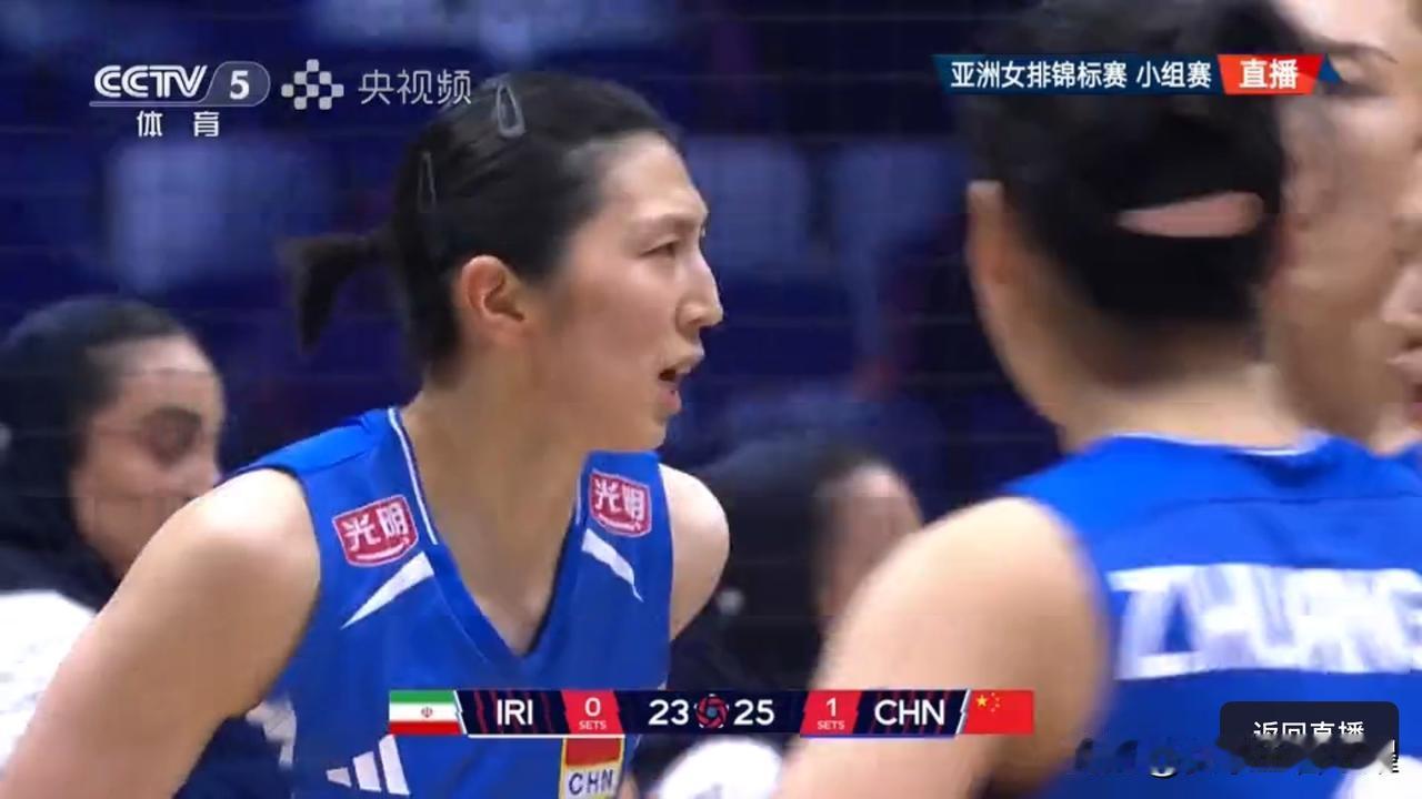 中国女排惊险赢下伊朗女排，大概率排名八强第二名，半决赛与泰国女排相遇。
今天（8