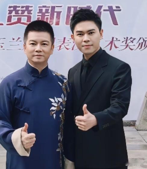 越剧《九斤姑娘》里的老腊肉“张箍桶”，和赵志刚同框，咋就变成了“小鲜肉”啦！
让