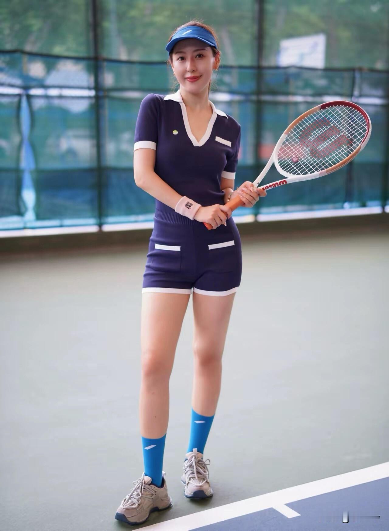 阳光下的网球少女，活力满满！🎾🌞