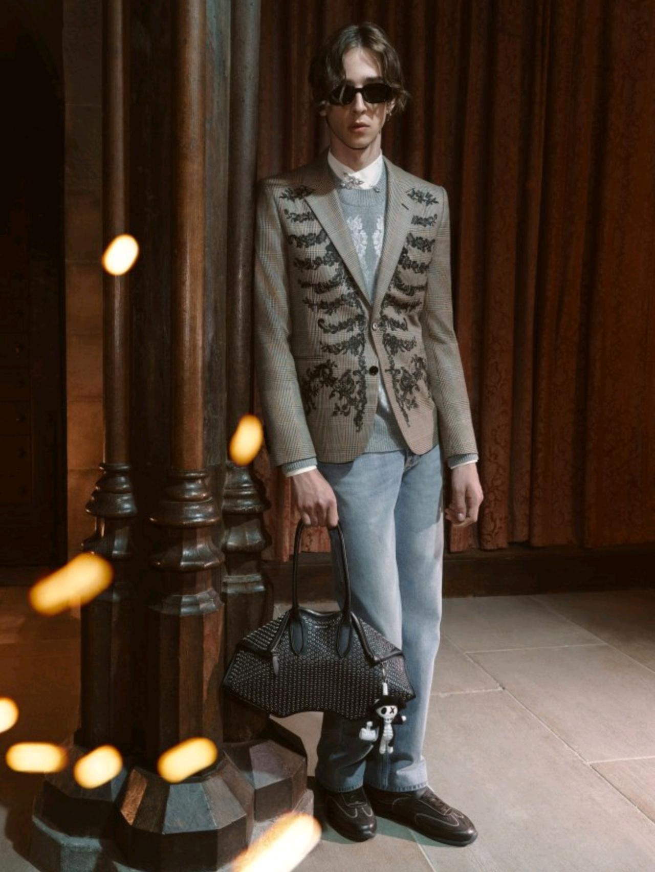 Alexander McQueen 2026早秋系列以"档案重构"为核心，将品牌