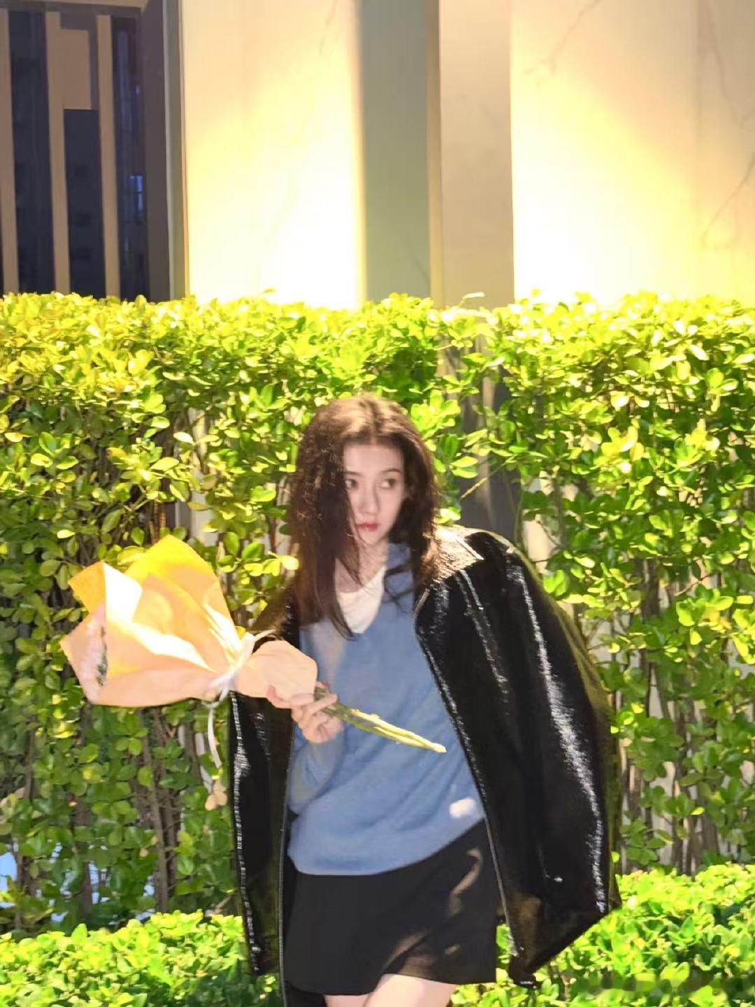 宋祖儿捧花宋祖儿蓝瞳 ​夜色中的小猫祖鹅 ​​​