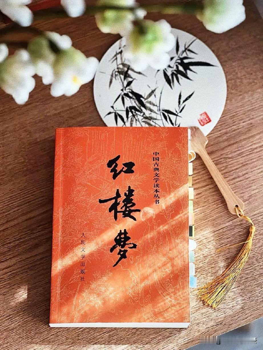 放下手机与屏幕，在闲暇时光里逐页品读。不必急于探寻结局，只管品味文字之美，感受传