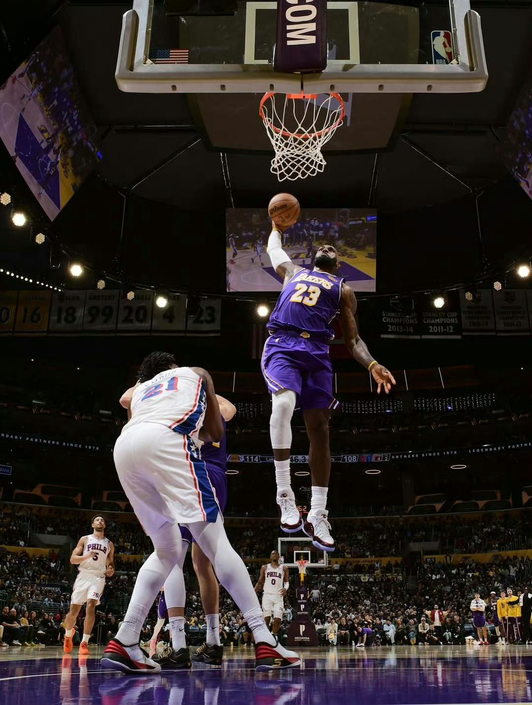 不知道明天上不上班，但你已经可以观测出詹姆斯本赛季比赛剩余量，你明白我的意思。 