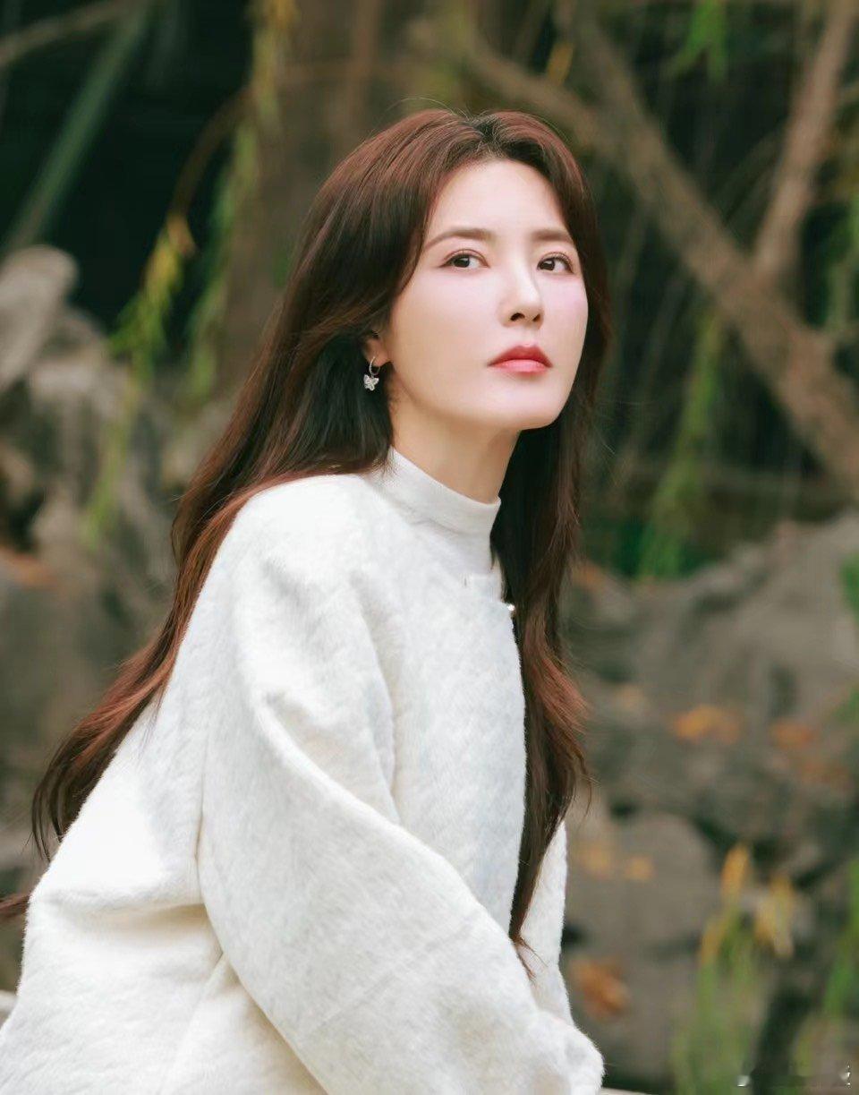 曾黎这身就是理想中体制内姐姐的样子！干练低马尾不拖沓，知性眼镜添气场，朴素穿搭藏