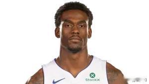 如果说NBA季后赛最软的外线球员是英格拉姆，那么最软的内线球员就是活塞队的二当家