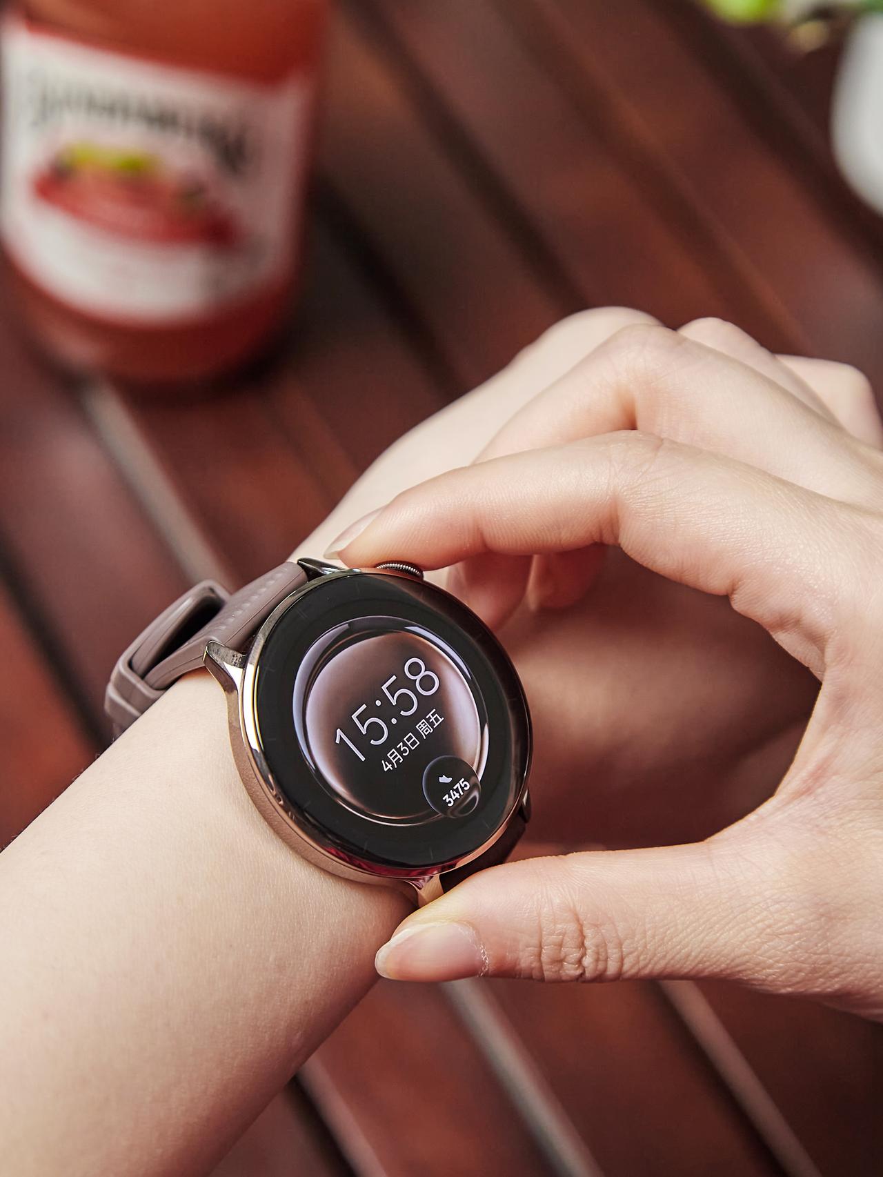 试戴摩卡棕，没想到OPPO小手表是这个质感？

一直在纠结颜色，索性就直接试了一