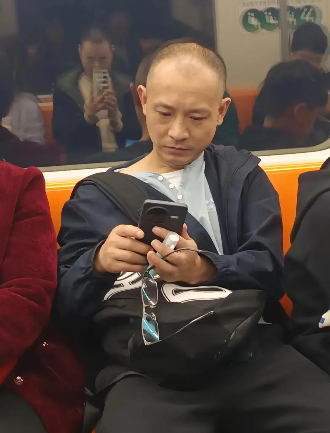 坐地铁时遇到的，这是华仔吗？