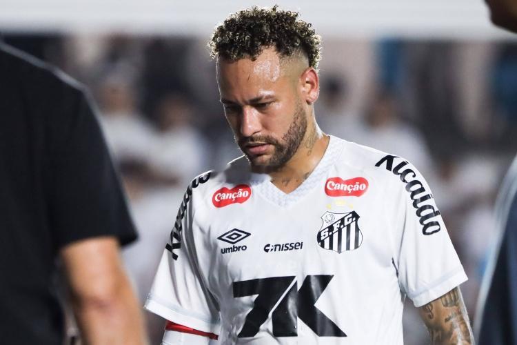 巴媒：桑托斯预计内马尔本月恢复体能训练，有望巴甲前几轮复出内马尔 1月19日讯 