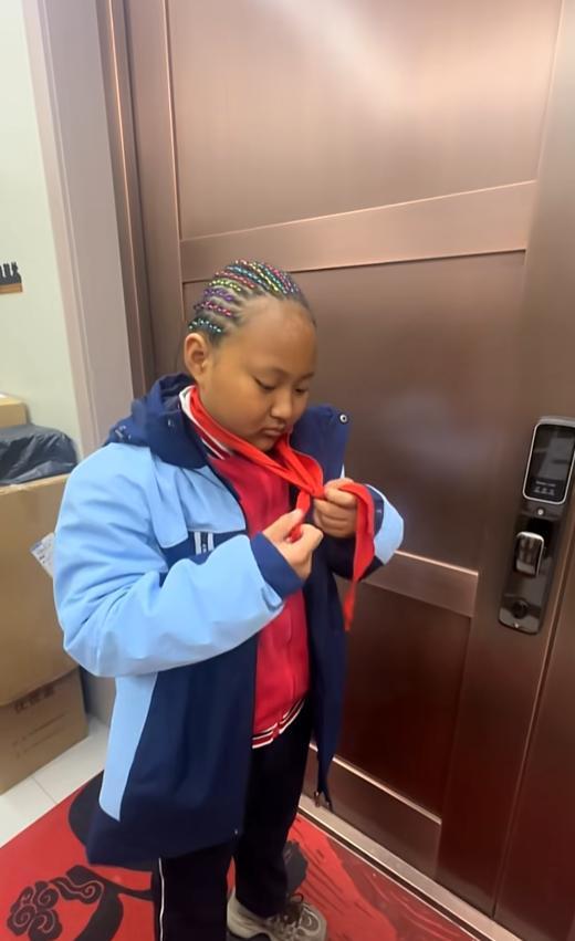 把孩子晒成这个样子，作为家长还要拿着当流量？实在不应该。
这假期把，这家父母带着