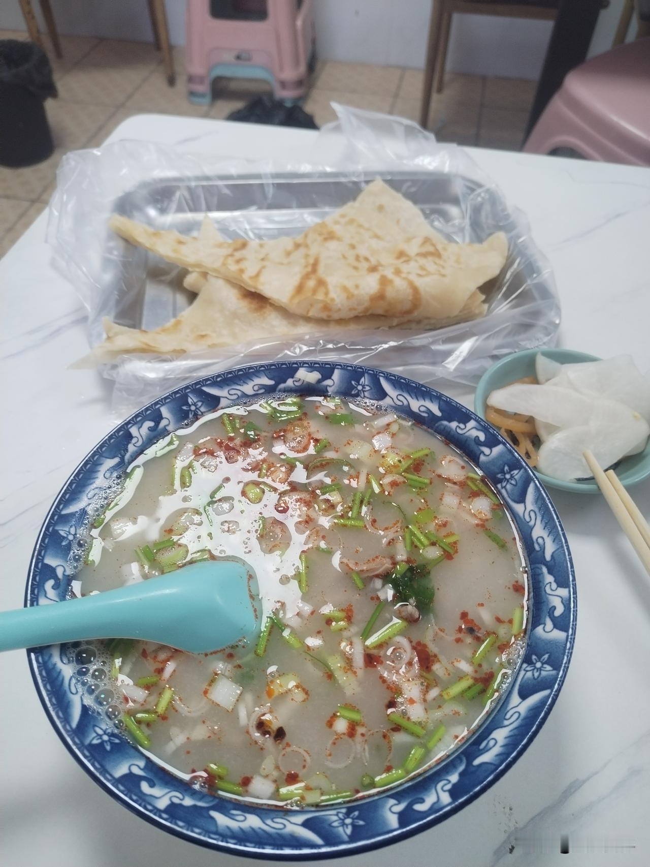 烟台高新区 15 元的羊杂汤，免费吃大饼，随便吃，汤不够免费加，味道也就那样，实