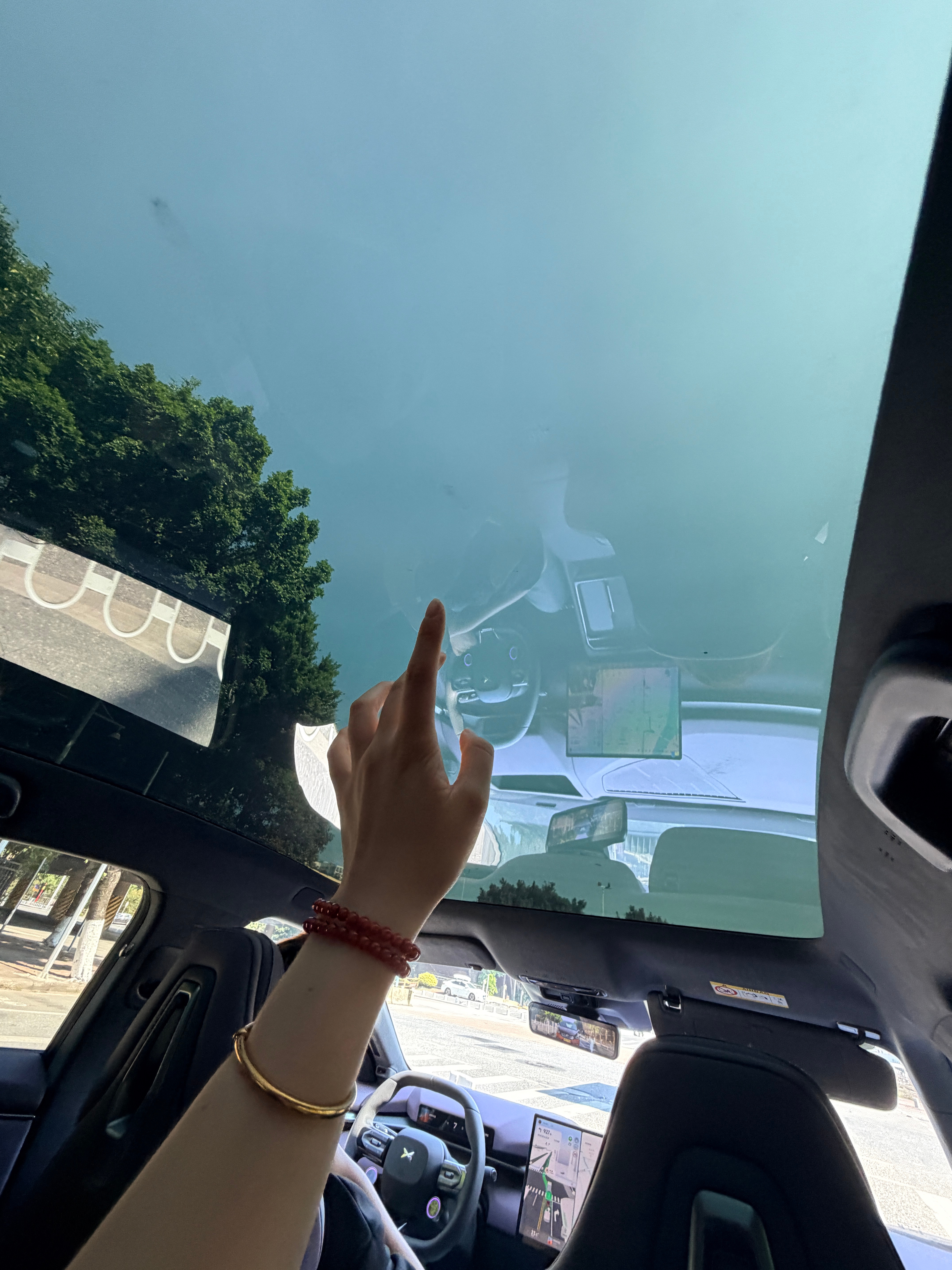 今天广州超晒出门前忘了涂防晒霜幸好开的是新小鹏P7有隔热防晒天幕的保护就不怕啦