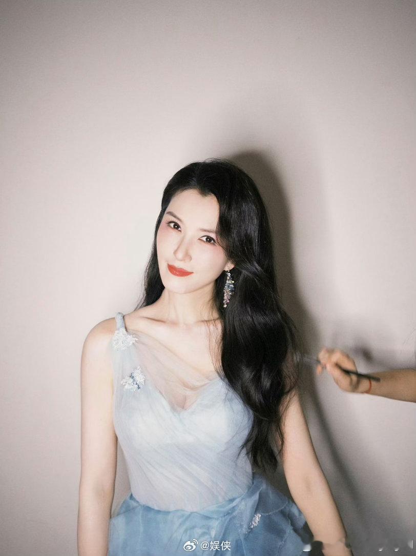 徐洁儿 路人缘徐洁儿真的太圈粉了，温柔大气有实力，低调不张扬，舞台稳性格好，还总