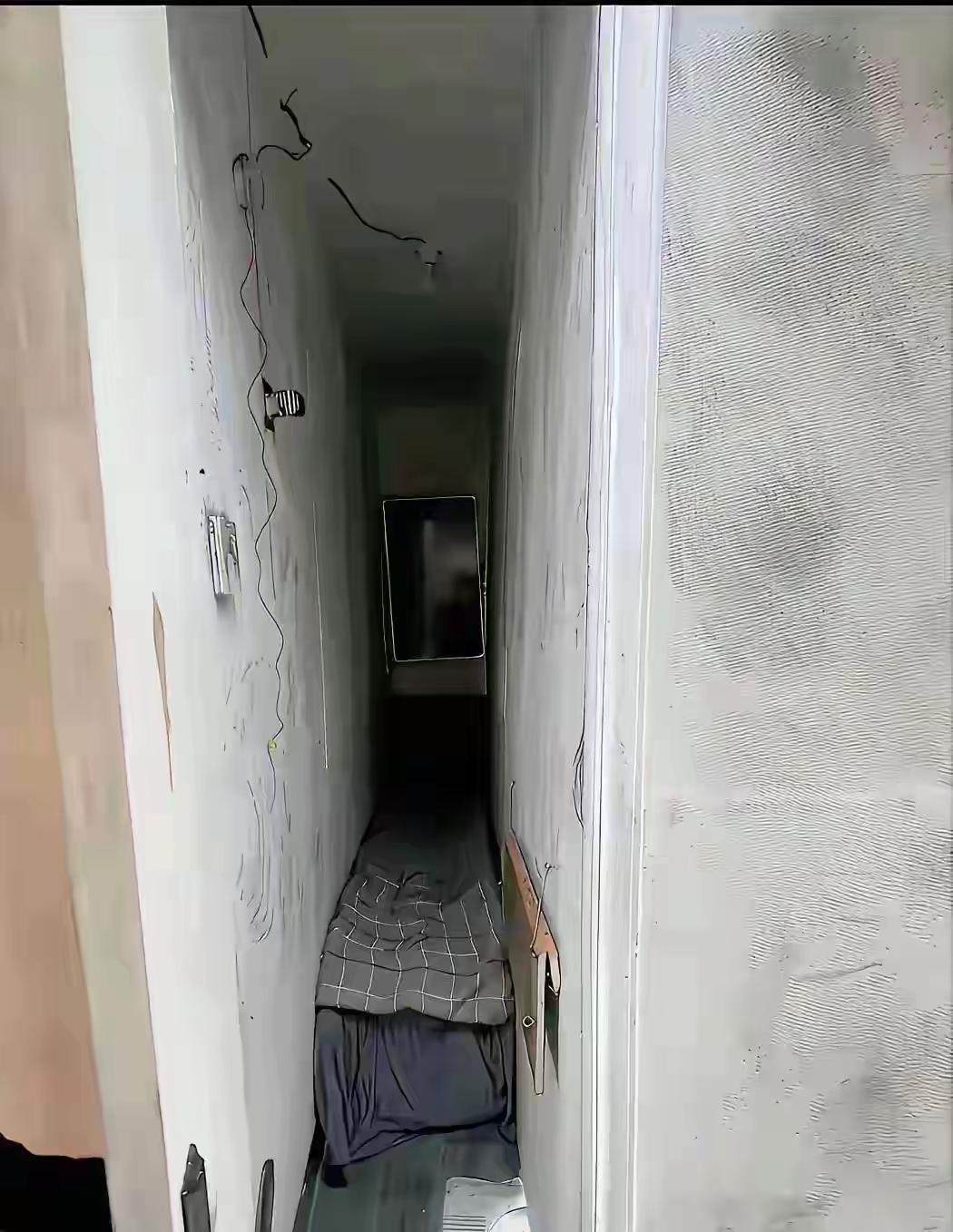 看看吧
很多人只盯着香港高薪，
连洗碗工月薪都能到三万，
却忽略了光鲜背后的真实