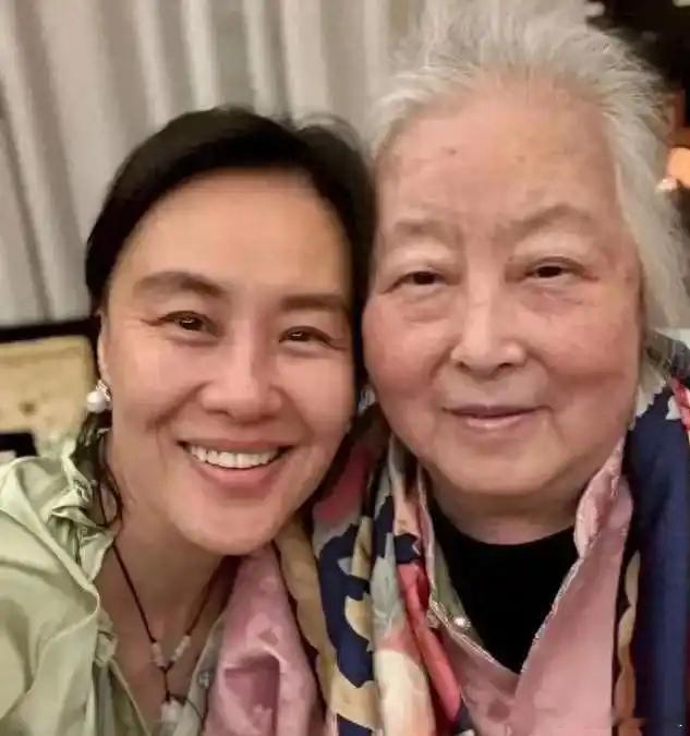 59岁邬君梅晒素颜照了，斑点皱纹毫无掩饰！ ​ ​​​