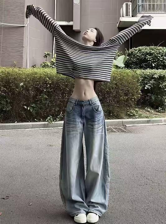 女装，我真的不理解了

这套短上衣+弯刀阔腿裤的组合，把“上短下长”的穿搭精髓完