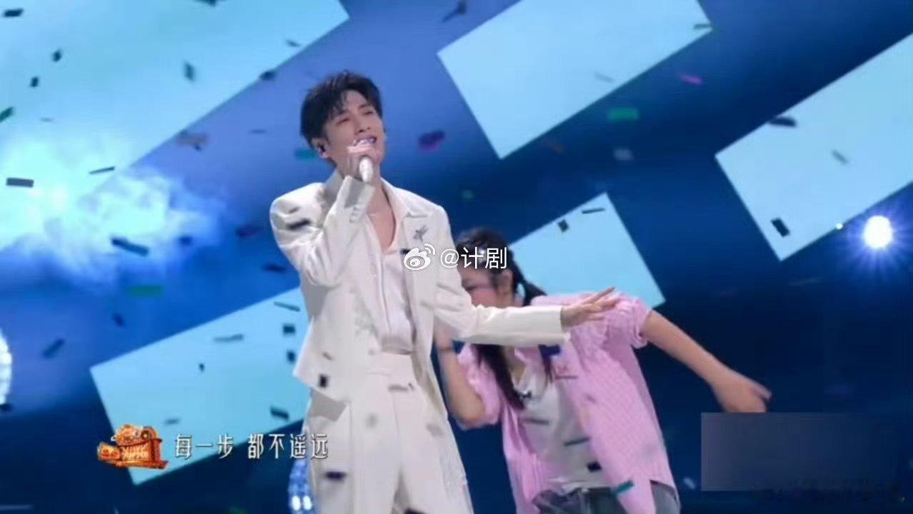 罗云熙[超话]罗云熙新一天舞台活力满满罗云熙在《新一天》之中释放独有的舞台魅力，