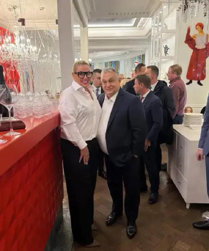 就在刚刚
 
匈牙利总理欧尔班突然宣布了赴莫斯科会见普京的安排，并在克里姆林宫对