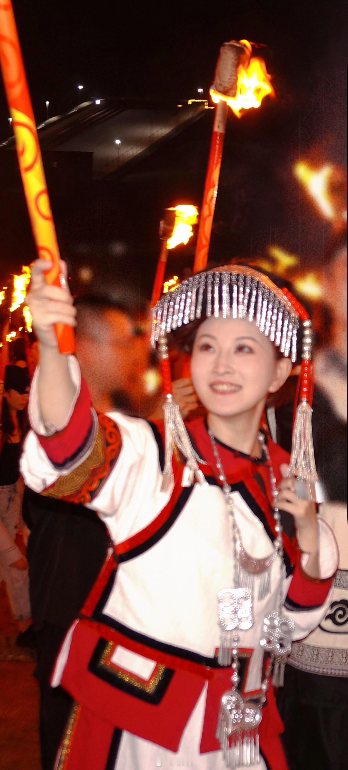 月亮的女儿举起火把，照亮大山。 
