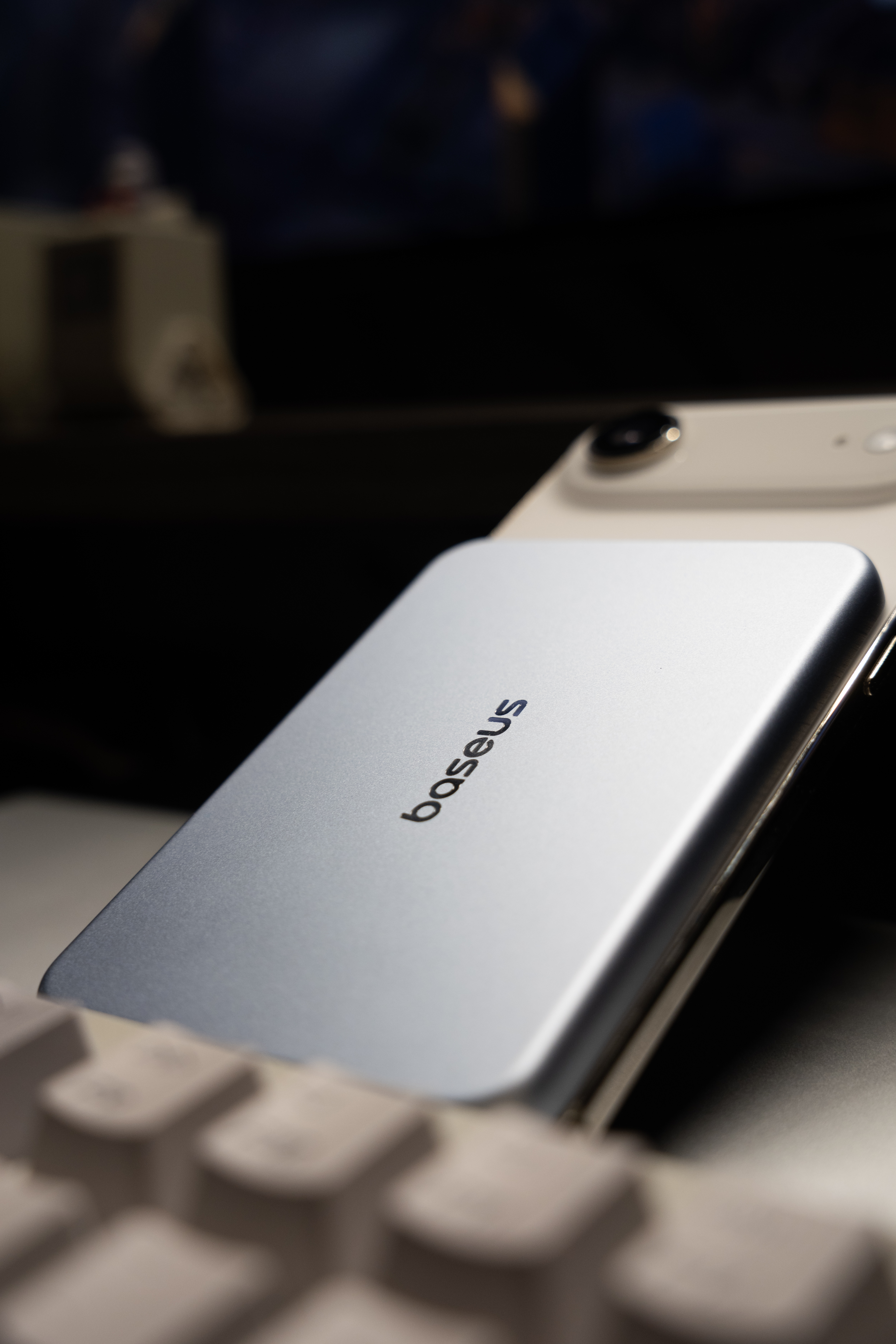 和iPhone Air 一样轻薄的倍思卡片磁吸Air 磁吸充电宝，质感很好，磨砂