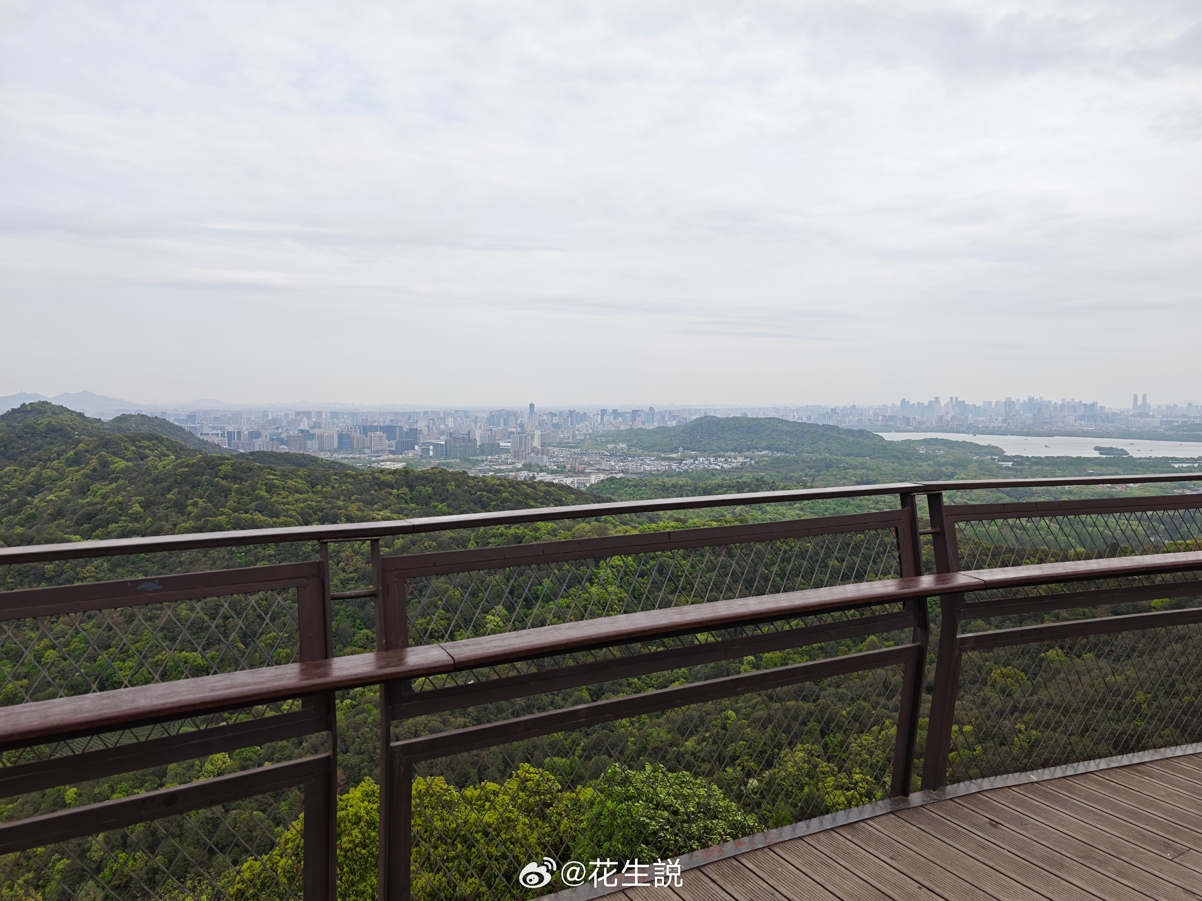 找到个能俯瞰大半个杭州的观景台，今天天气也不错，感觉很适合测一测手机的长焦望远