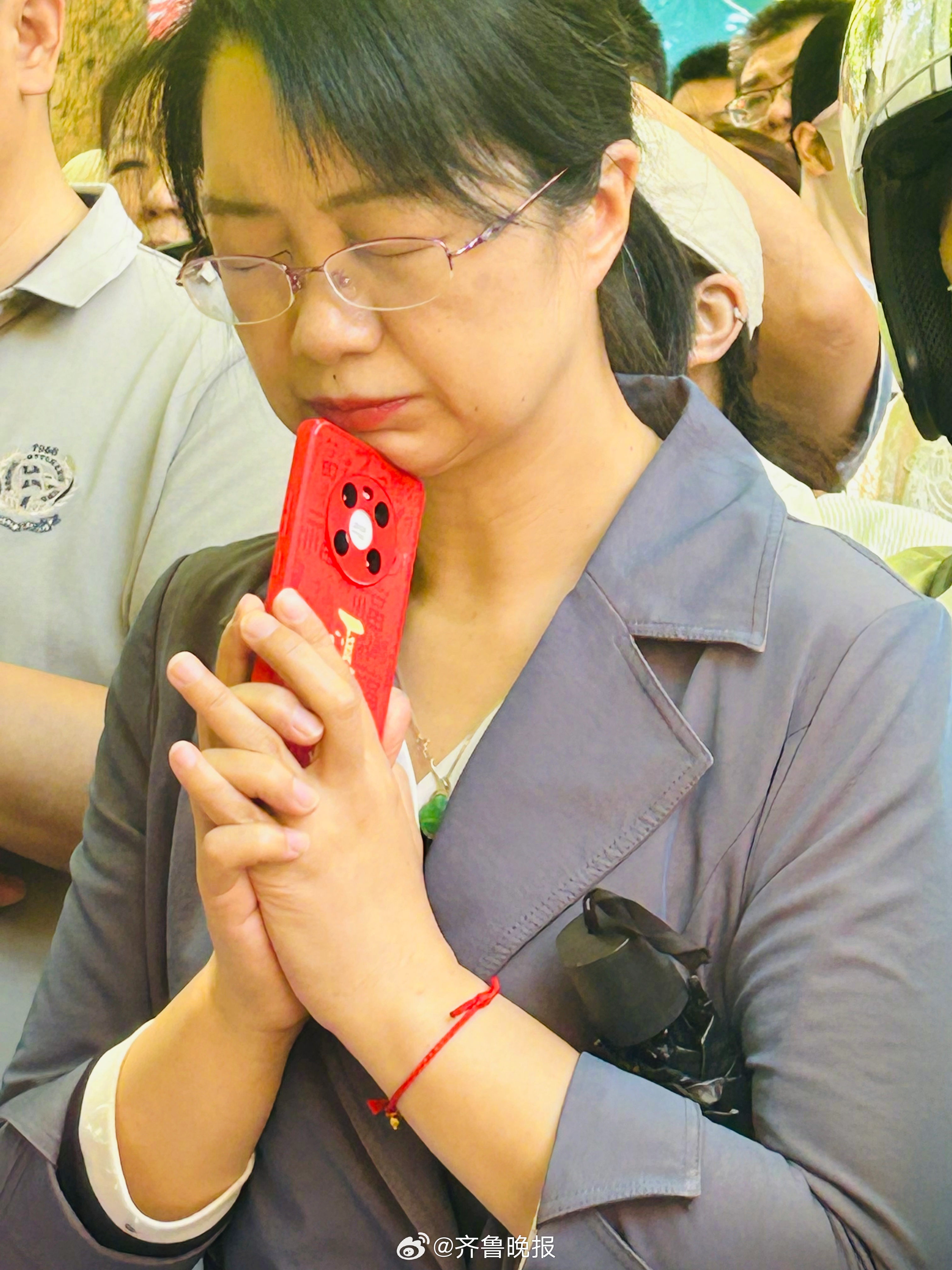 【高考#第一场考试即将结束家长翘首以盼#】 6月7日是山东2026年夏季高考第一