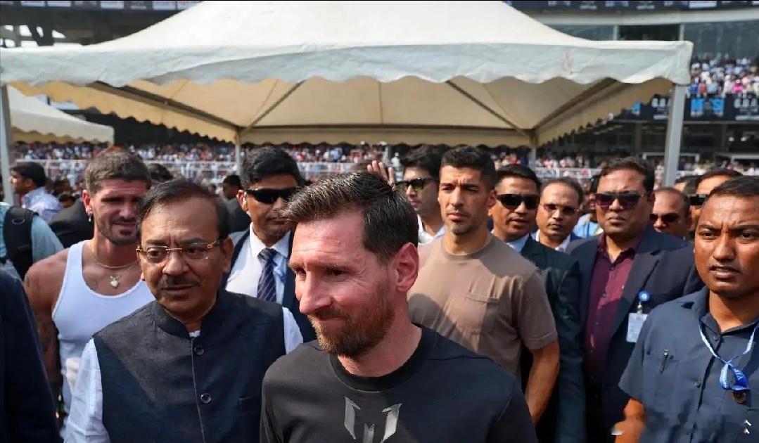 梅西印度行狂揽1.4亿！球迷花天价合影，联赛1美元球票却没人买足坛巨星梅西的印度