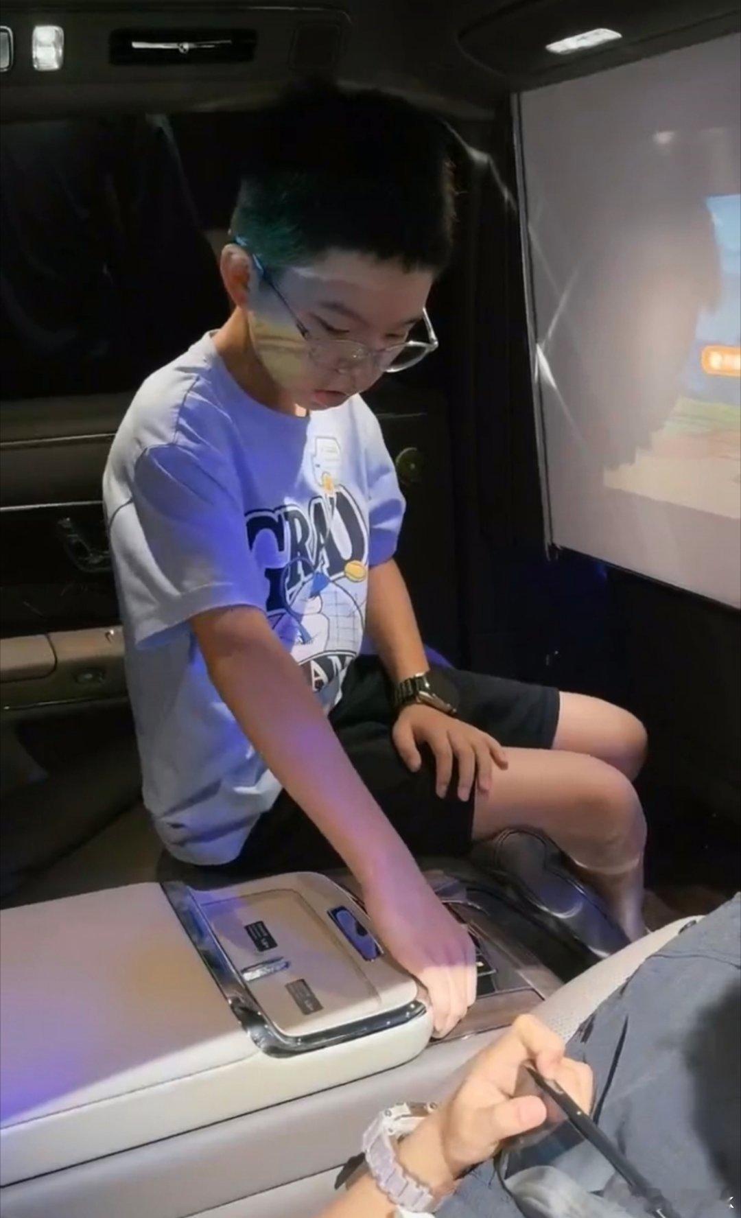 隔壁尊界展台来了个小孩哥讲车 看的出来，这小孩哥真的很喜欢尊界了，对车的功能都是