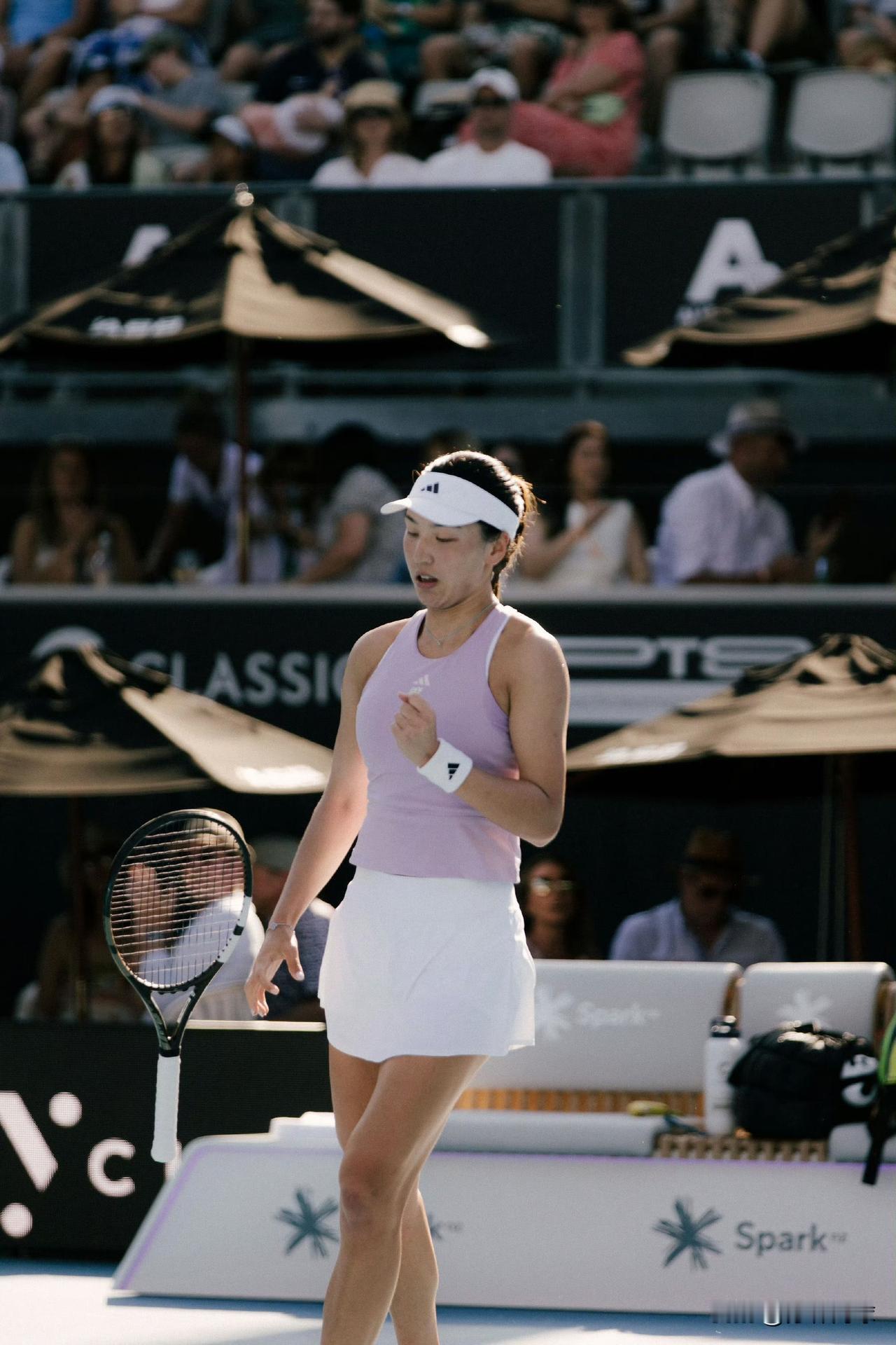 化解赛点晋级💥
WTA250奥克兰站半决赛，中国金花王欣瑜克服先丢一盘、次盘3