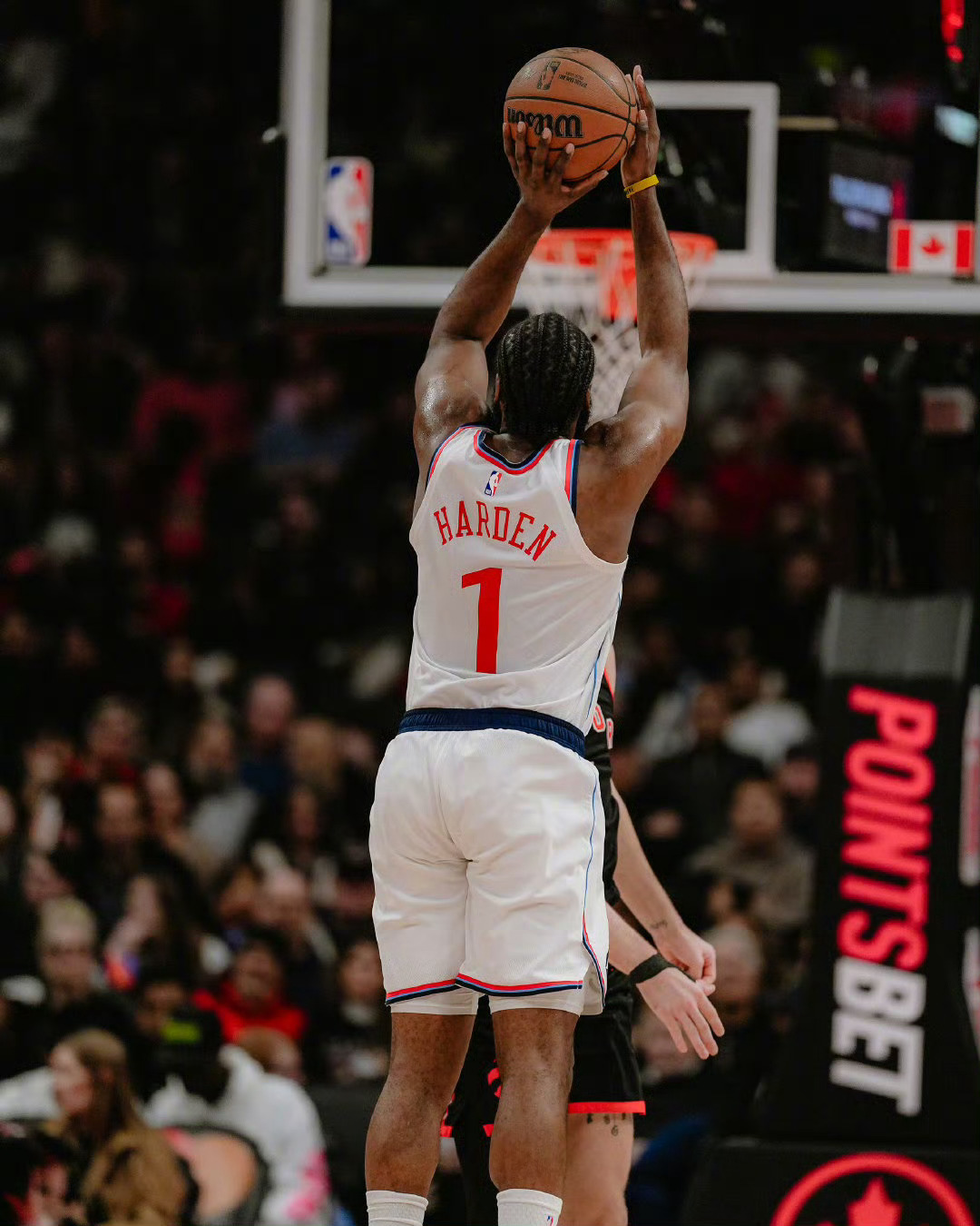 今天的哈登：出战42分钟，投篮27中10，三分球15中2，罚球10中9。末节+加