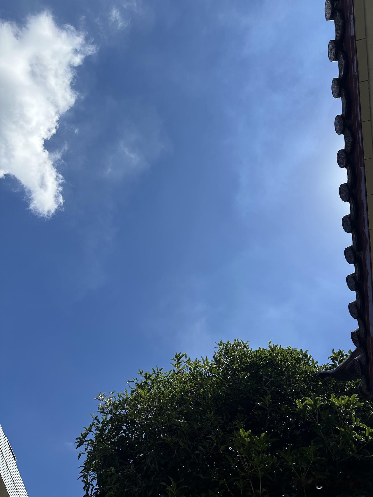 晴空万里，云朵点缀其间。