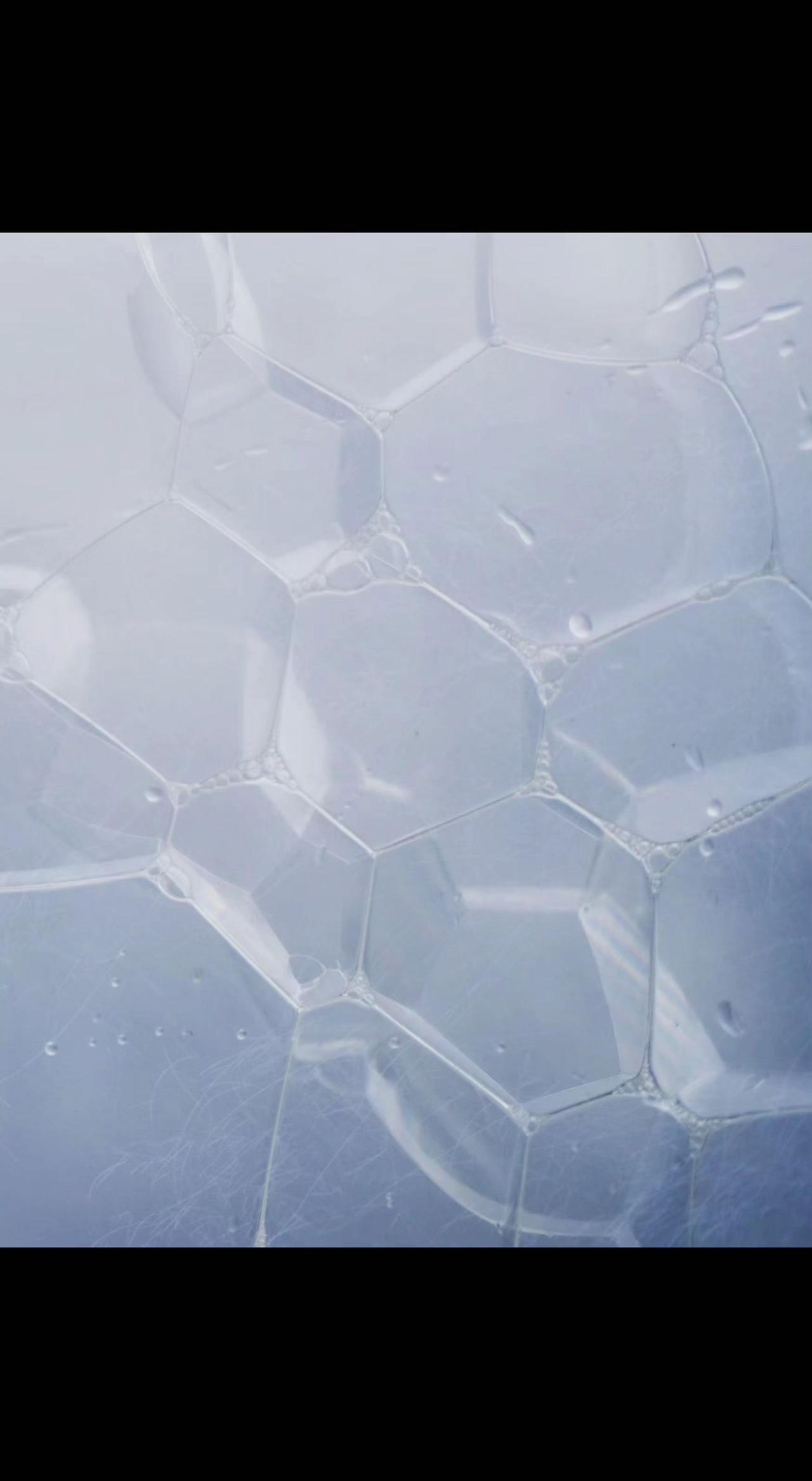 💧 透明的梦被揉碎成六边形，每片都是天空的指纹✨ 轻轻一碰，就漏出整个夏天的呼