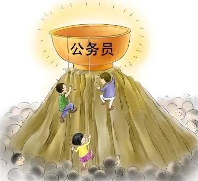 前后报班花了21万，最终考上了乡镇公务员，每月扣除五险一金后，到手工资3000多
