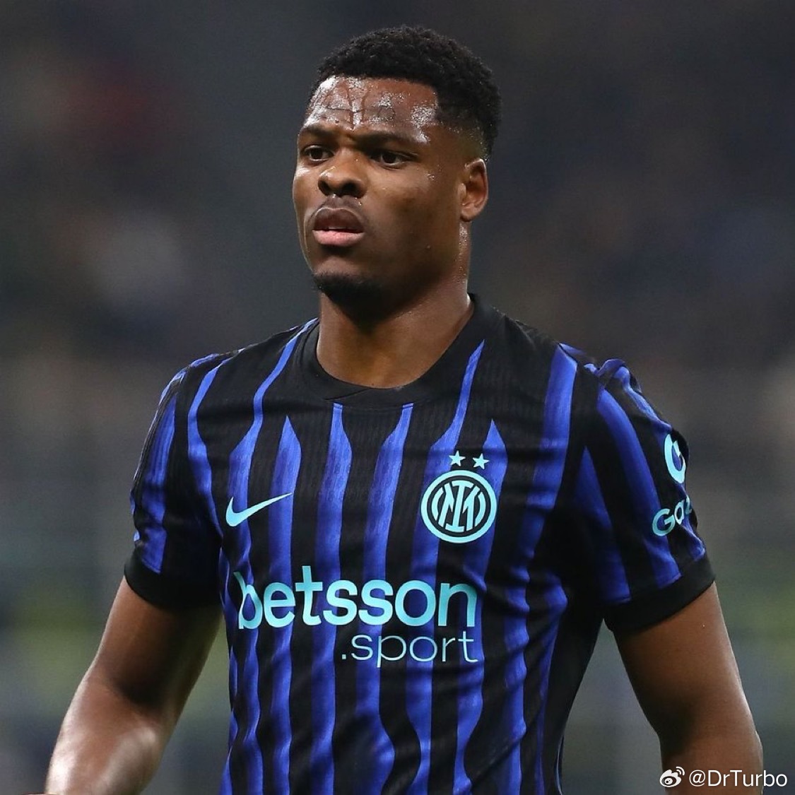 奥卡门多：邓弗里斯最近更换了经纪人 虽然他还有一份长期的合同在身 但是关注转会市