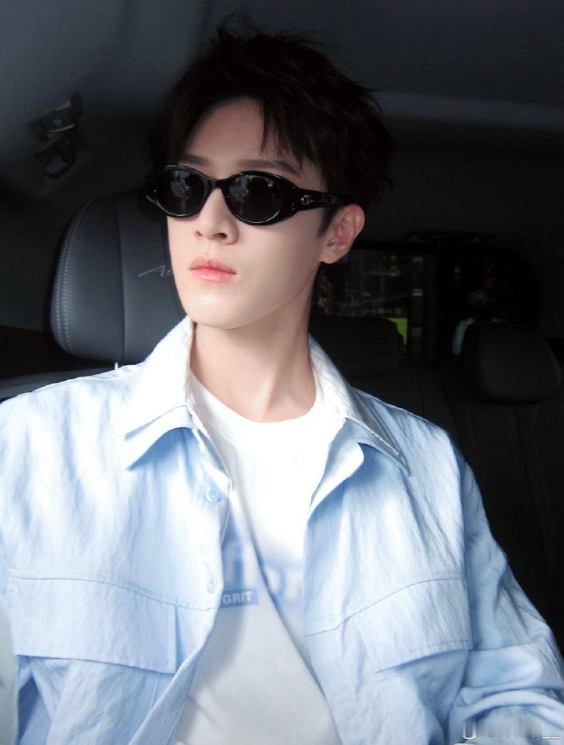 李昀锐跑男结束回横店李昀锐录制完跑男就去拍戏了 刚录完跑男就立刻回横店拍戏，李昀