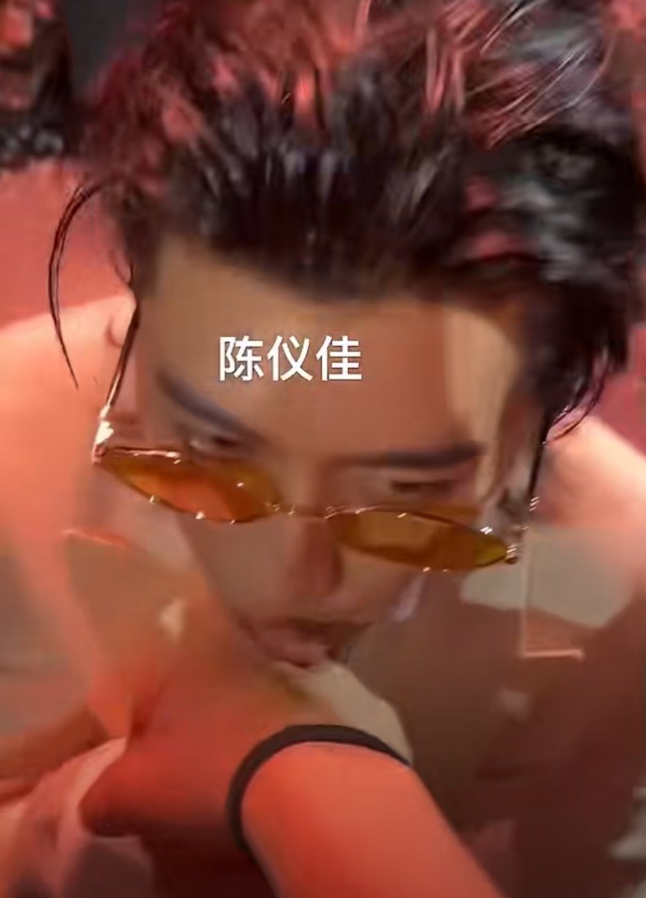 蔡徐坤亲吻粉丝手背粉丝澄清亲的是自己手