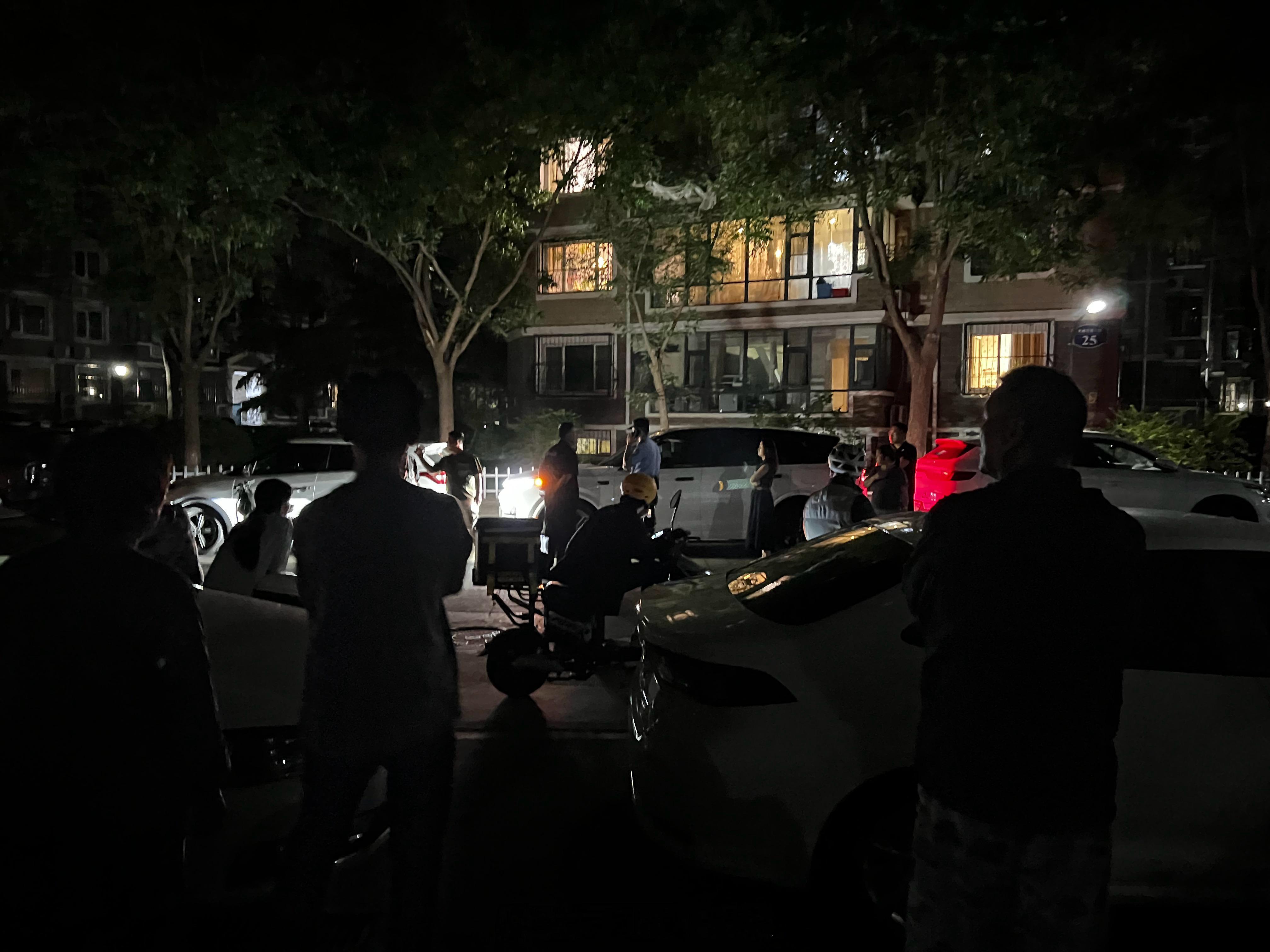 俺们小区一群吃瓜群众，貌似代驾举报司机酒驾，我直接懵了  ​​​