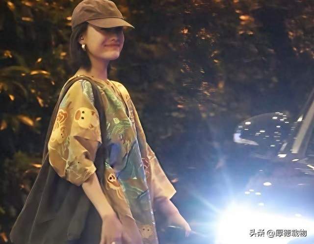 倪妮现身上海机场，松弛穿搭自带潇洒氛围感