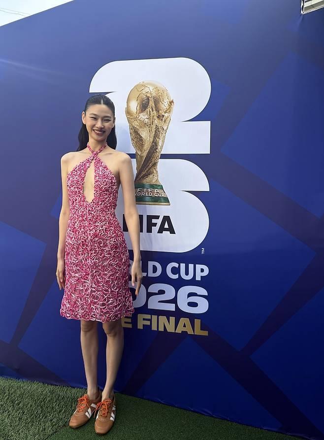 惊艳世界杯决赛！护送大力神杯的韩国美女是谁？揭秘《鱿鱼游戏》女星郑浩妍的跨界高光