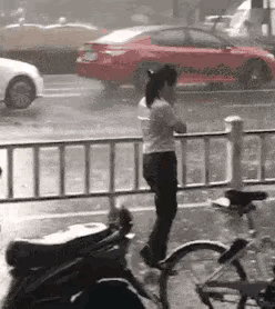 小姐姐，应该是忘记带雨伞了。