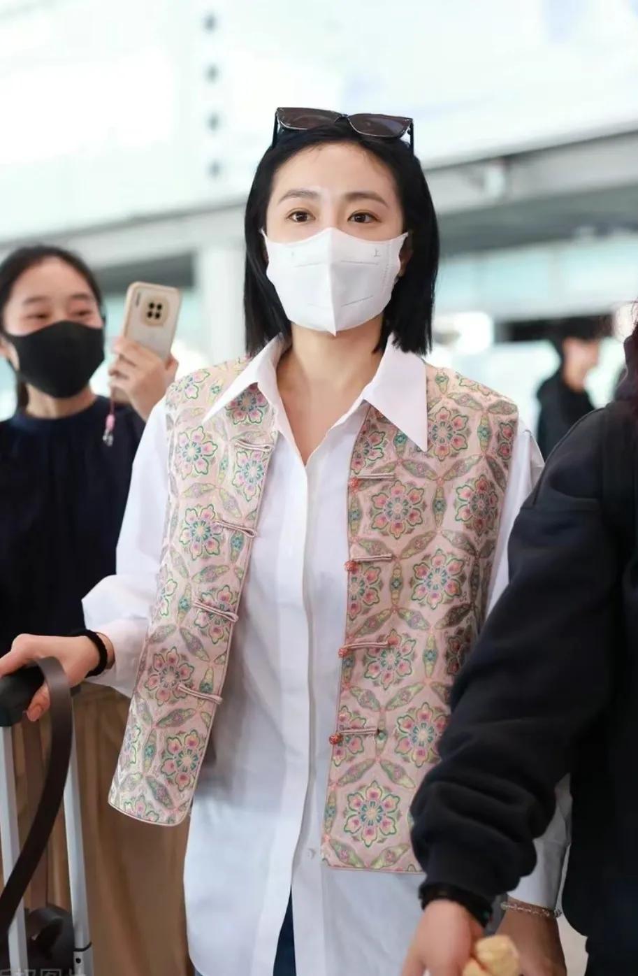 高叶这次的机扬穿搭真美
白衬衫配国风马甲
穿出与众不同的知性韵味
下身穿的蓝色牛