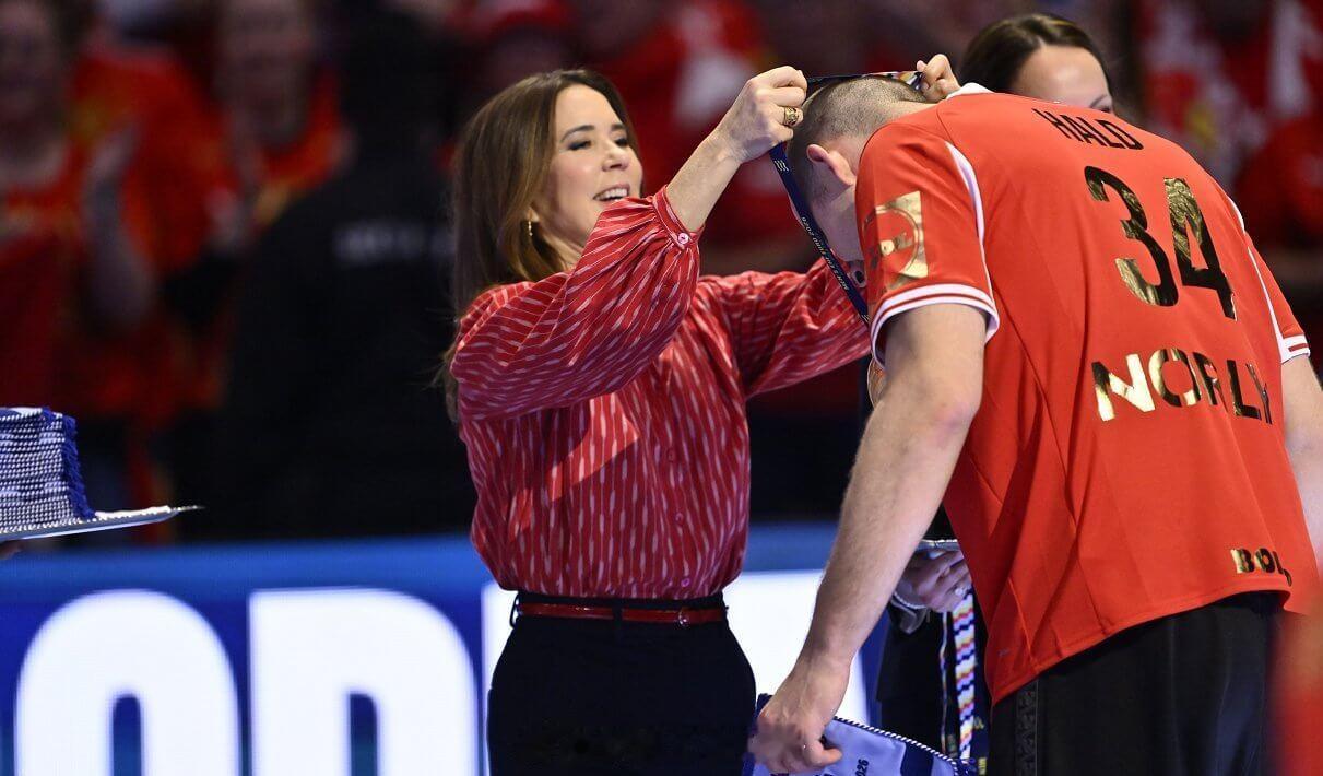 2.1 丹麦王后玛丽观看男子欧洲手球锦标赛决赛并颁奖，丹麦赢了德国。上衣来自La