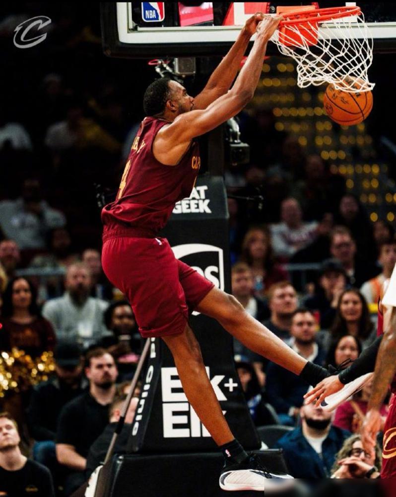 骑士惨败22分，更衣室炸了？米切尔赛后直接玩消失，哈登8个失误脸都绿了。
教练