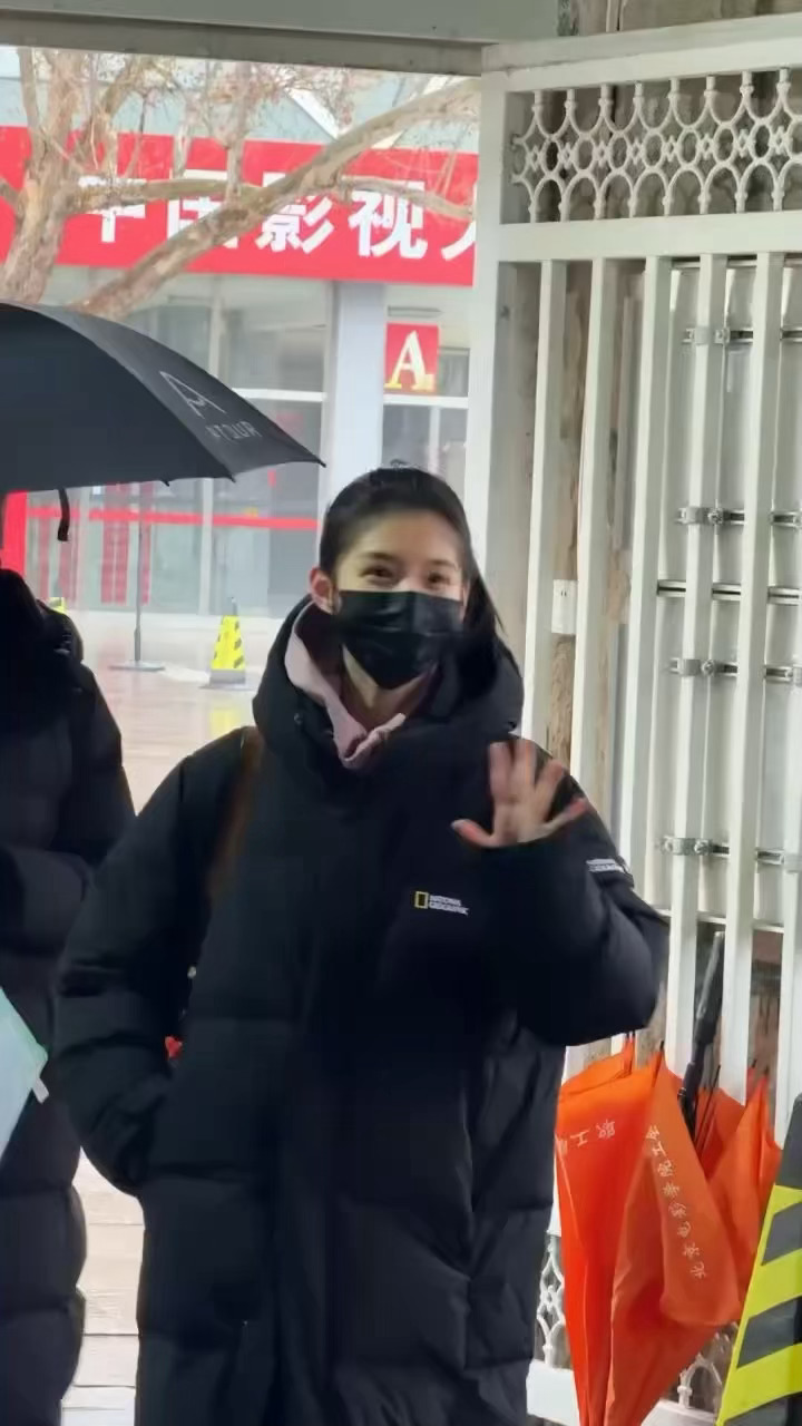 艾米现身北电校考祝妹妹金榜题名！艾米北电复试艾米北电校考