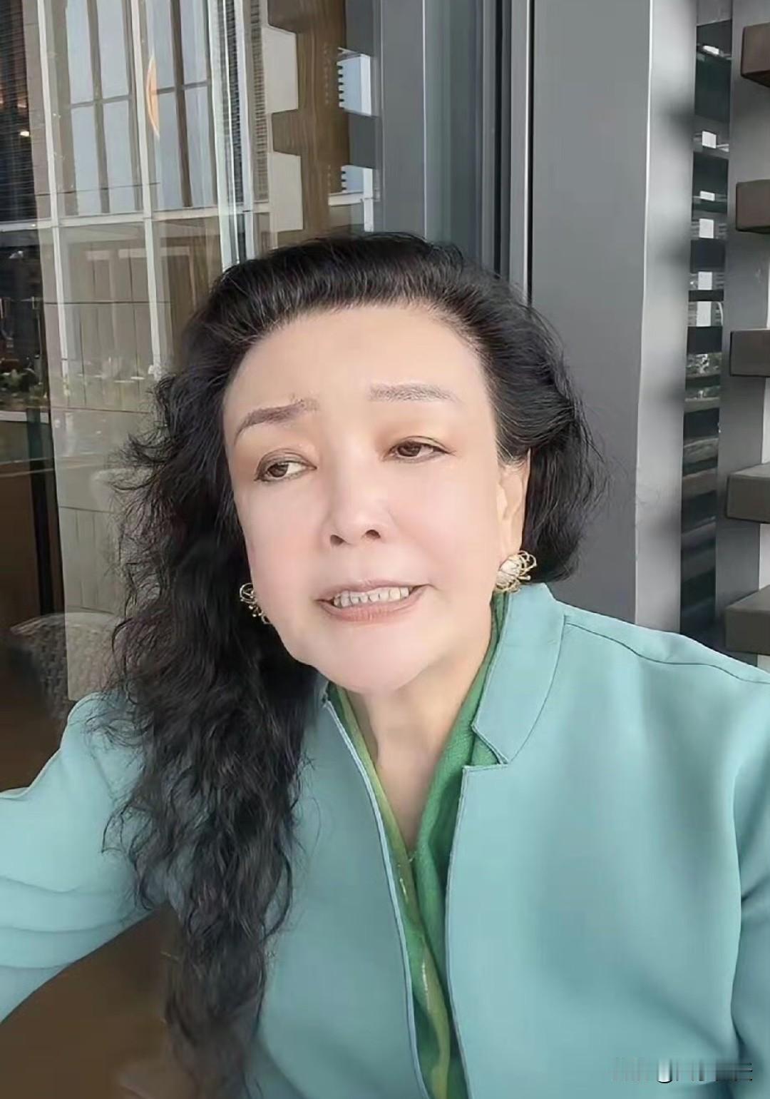 兰姐说，汪小菲和筱梅很会安排，给她和汪大爷安排到酒店，因为家里小，住酒店会更方便