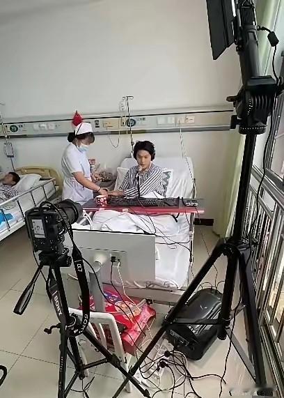 生病了在医院里住院，都没有忘记开直播，这个人太敬业了，这一点让人非常的佩服，一般