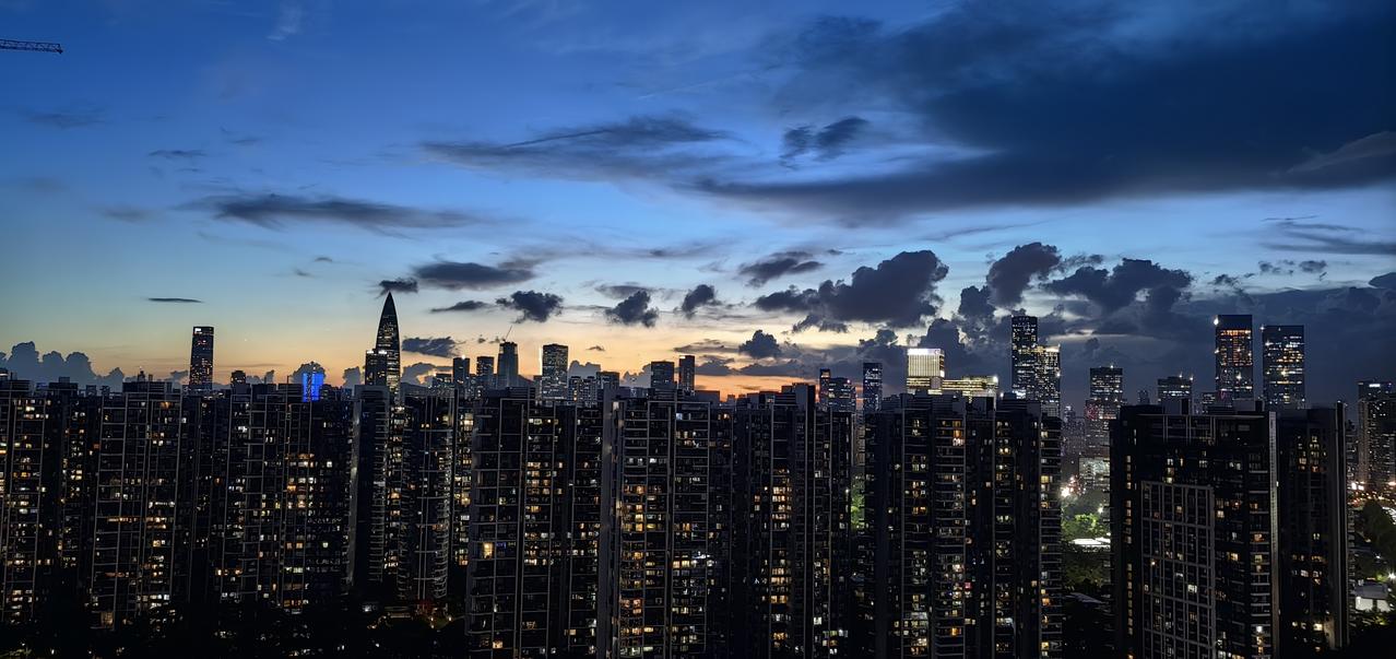 深圳南山红树湾超总夜色 

夕阳西下夜欲沉，
又是暮霭近黄昏。
最叹光阴留不住，
