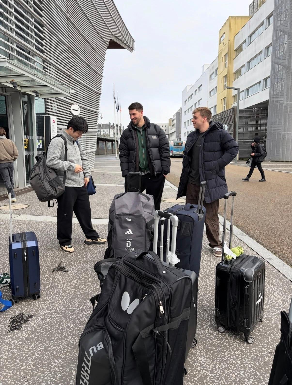 马龙樊振东王楚钦聚餐画面 来看新鲜出炉的樊振东和队友们的“真聚会”，三个人在一起