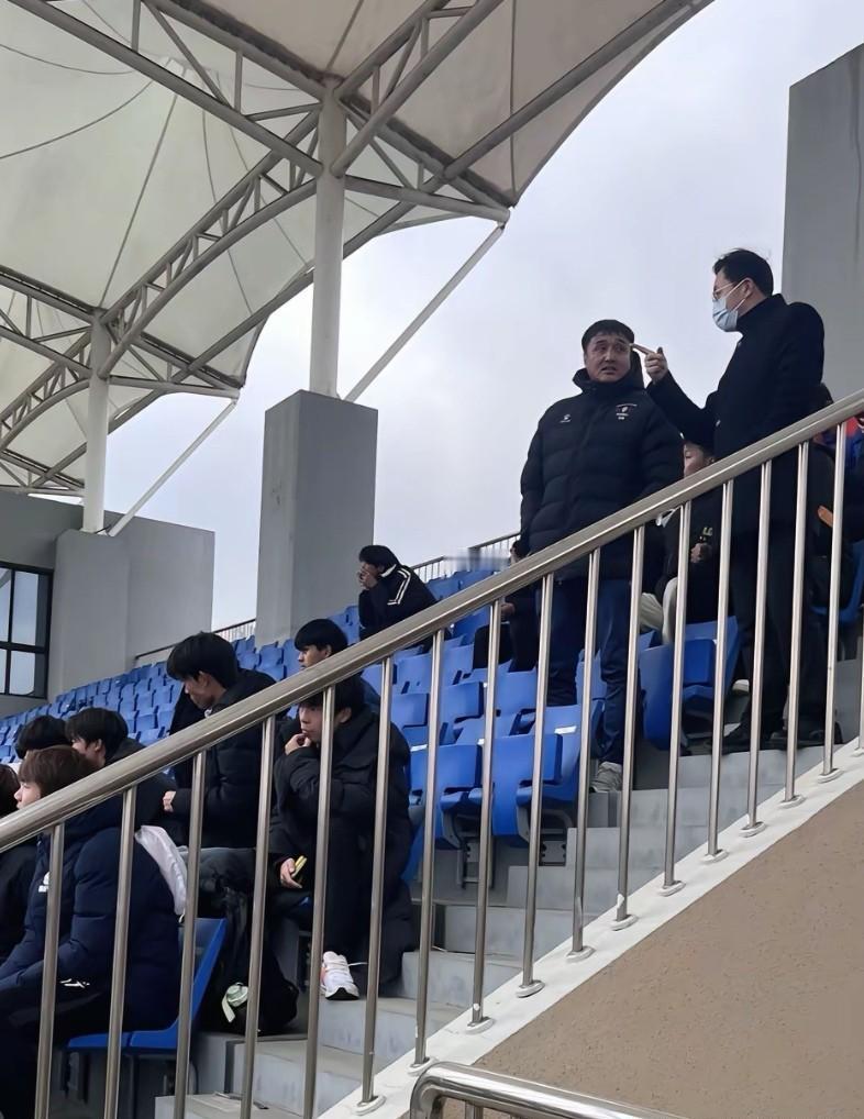 南通队的训练场边，站着两个决定球队命运的人。
现任主帅手握战术板，但他的合同在1