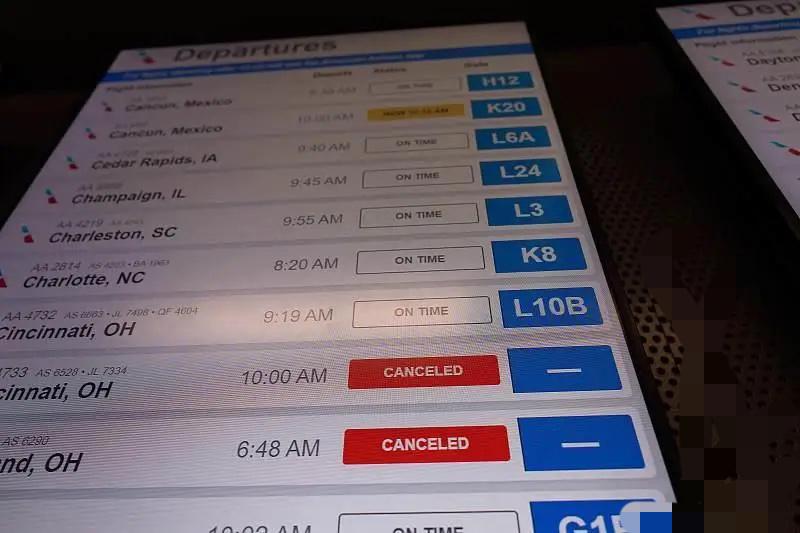 快讯  快讯
美国单日2700架航班取消！
当地时间9日，航班追踪网站Fligh