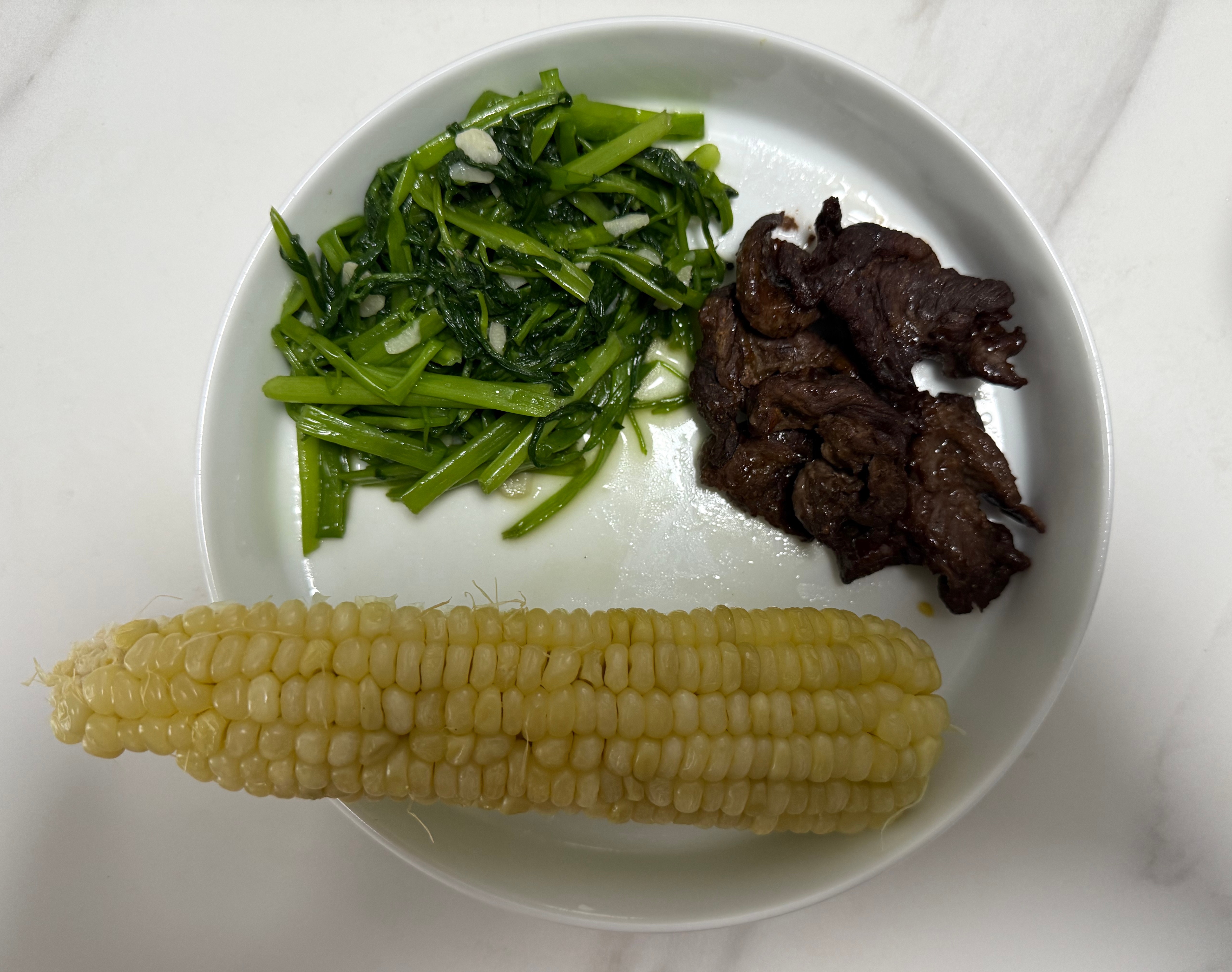 空心菜，我自己炒的牛肉，我自己烤的玉米，我昨晚剩的心情好的时候我做饭就是用小时候